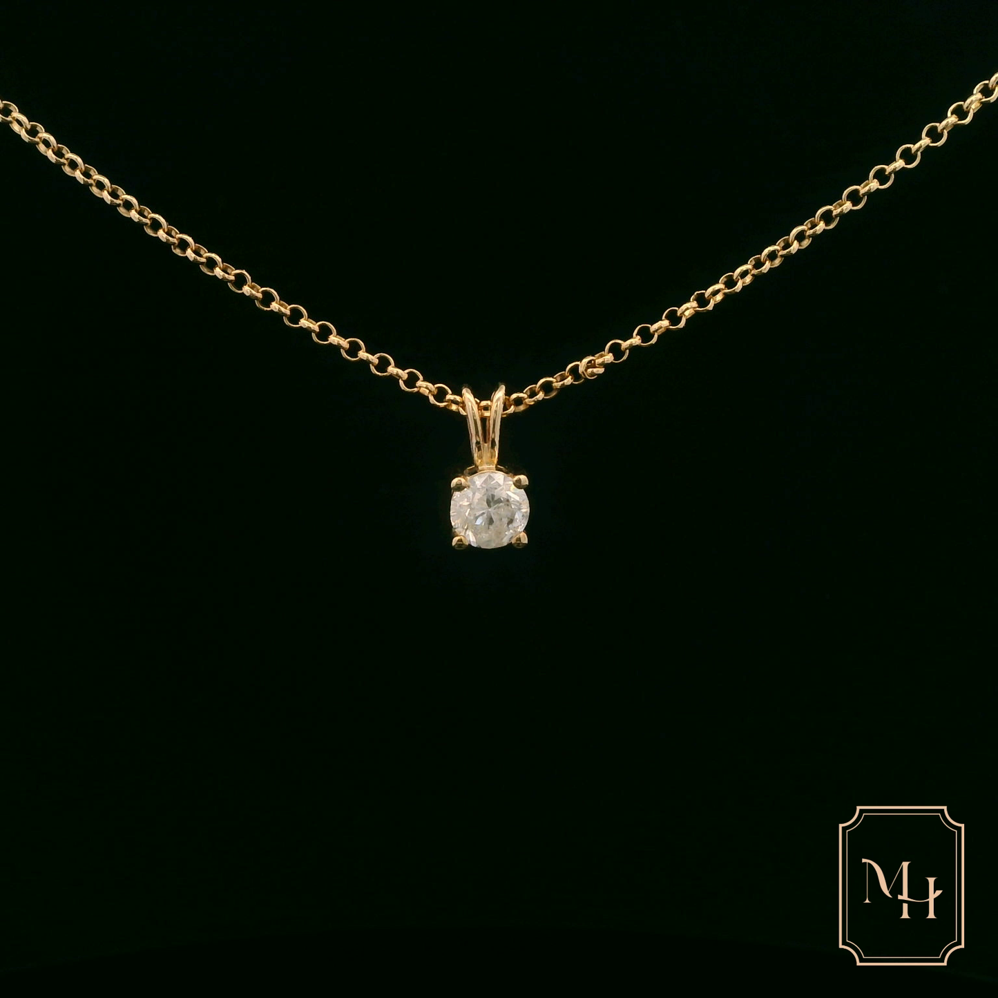 Elegant Gold Pendant Necklace