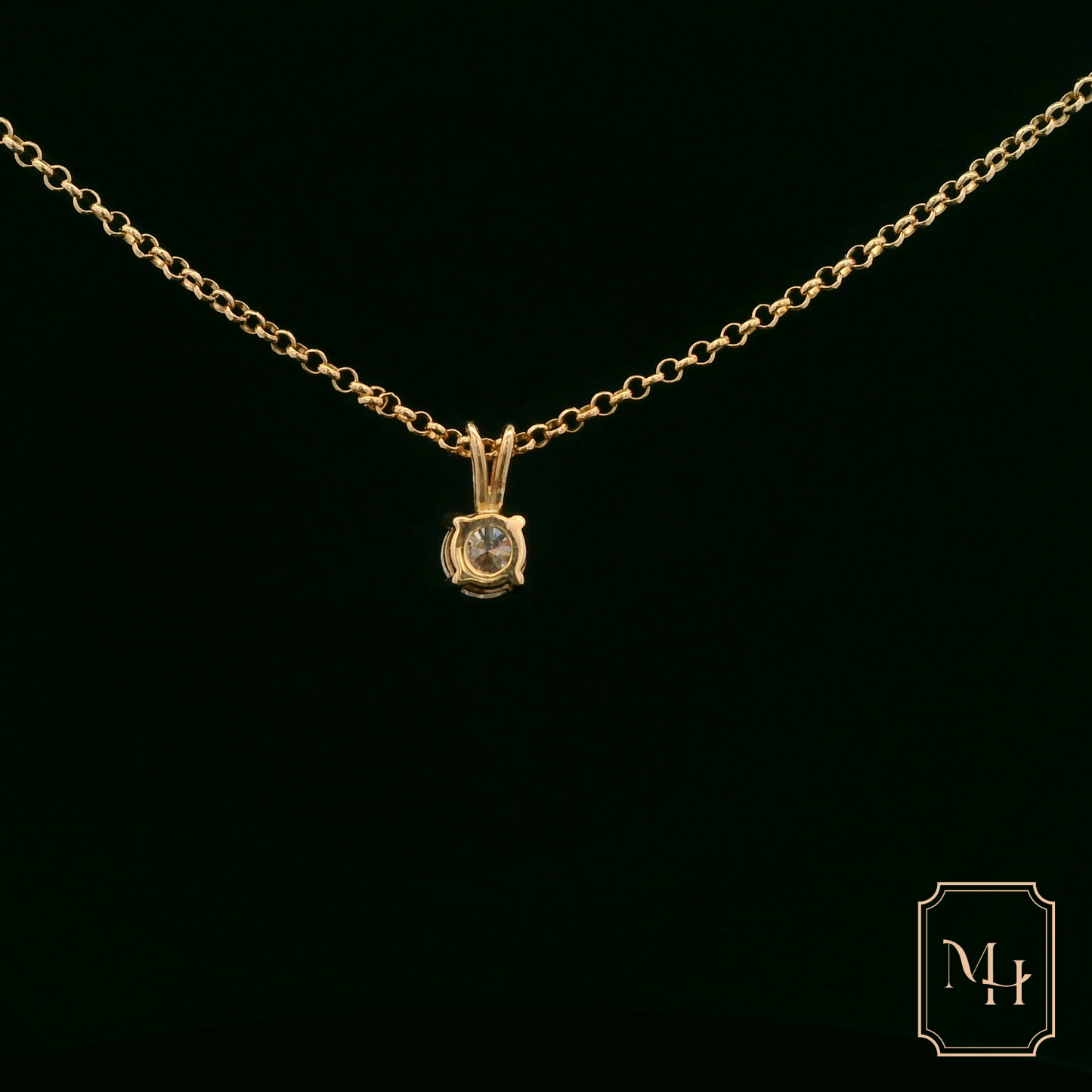 Elegant Gold Pendant Necklace