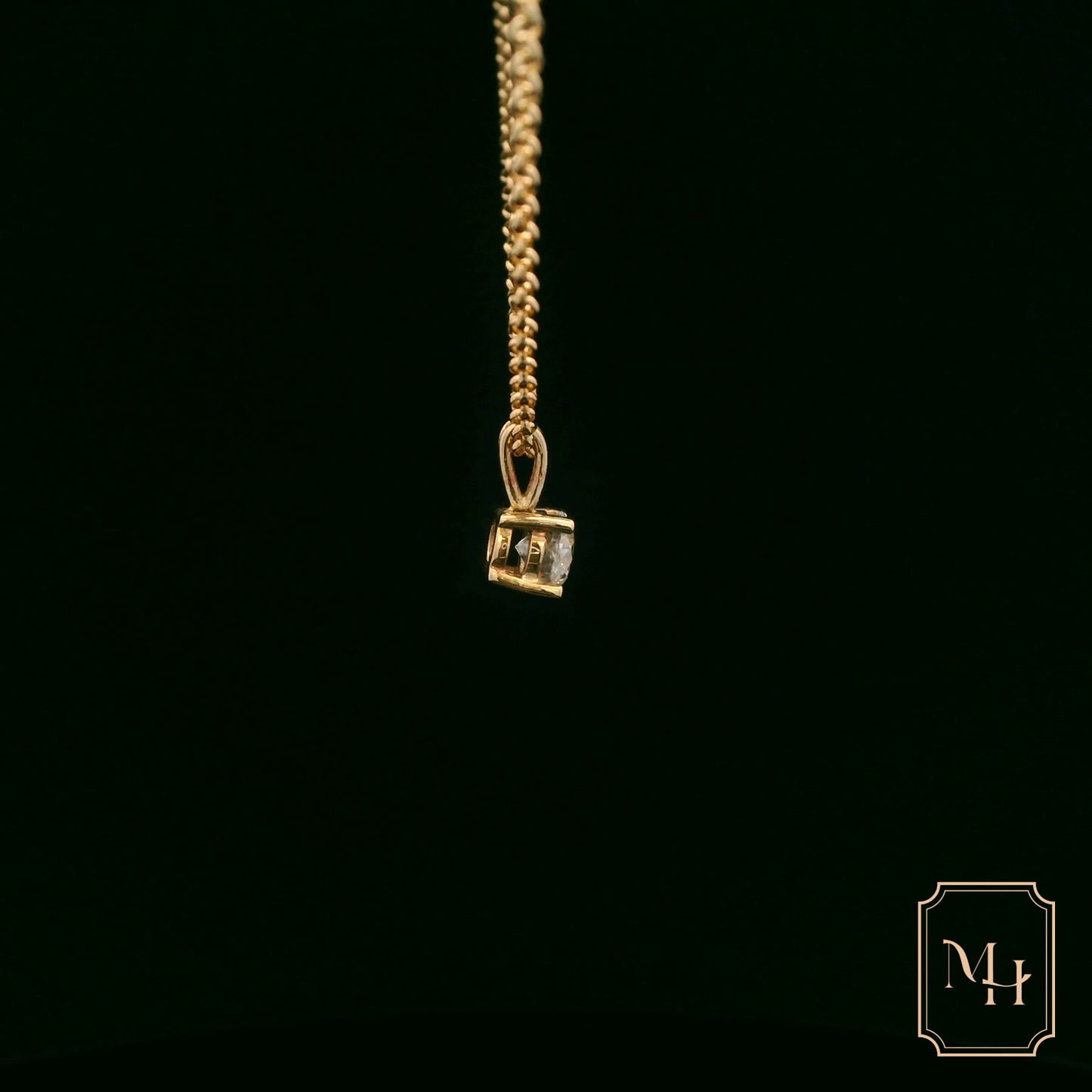 Elegant Gold Pendant Necklace