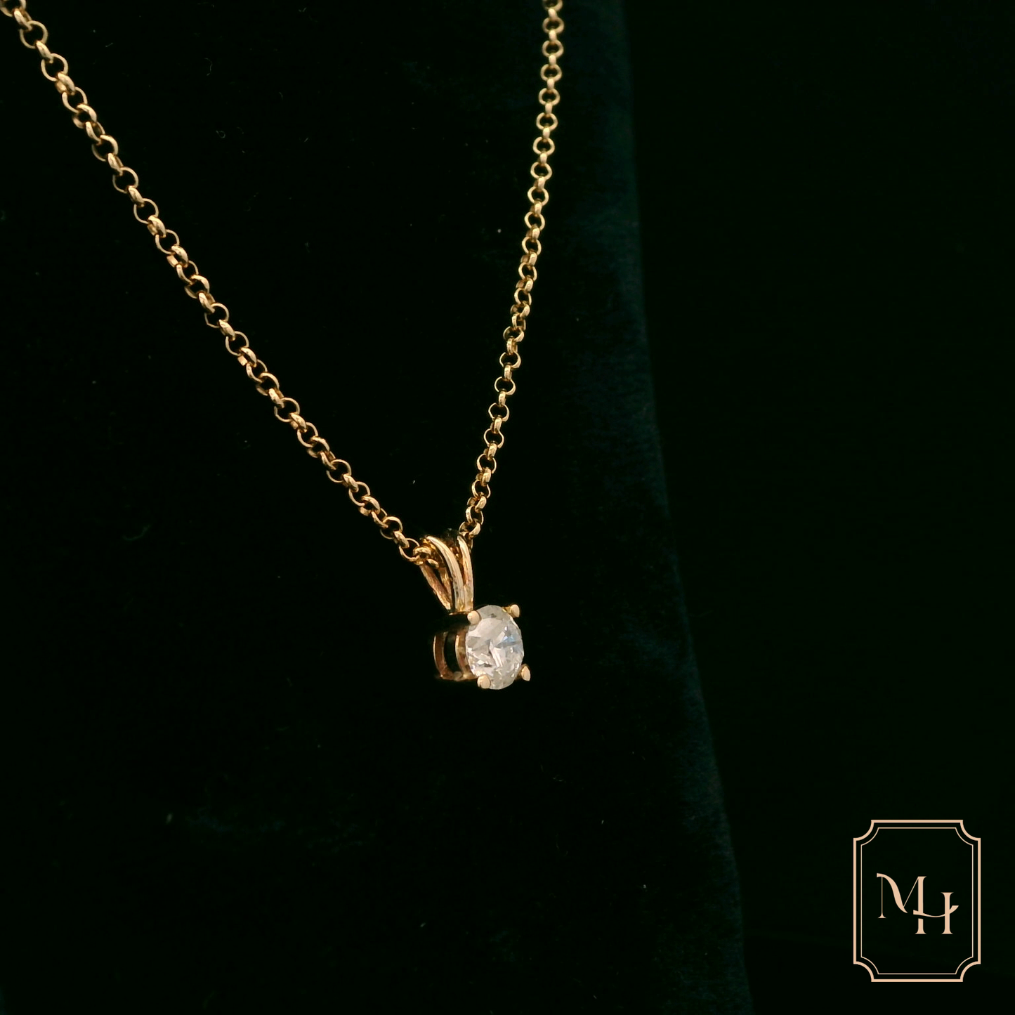 Elegant Gold Pendant Necklace
