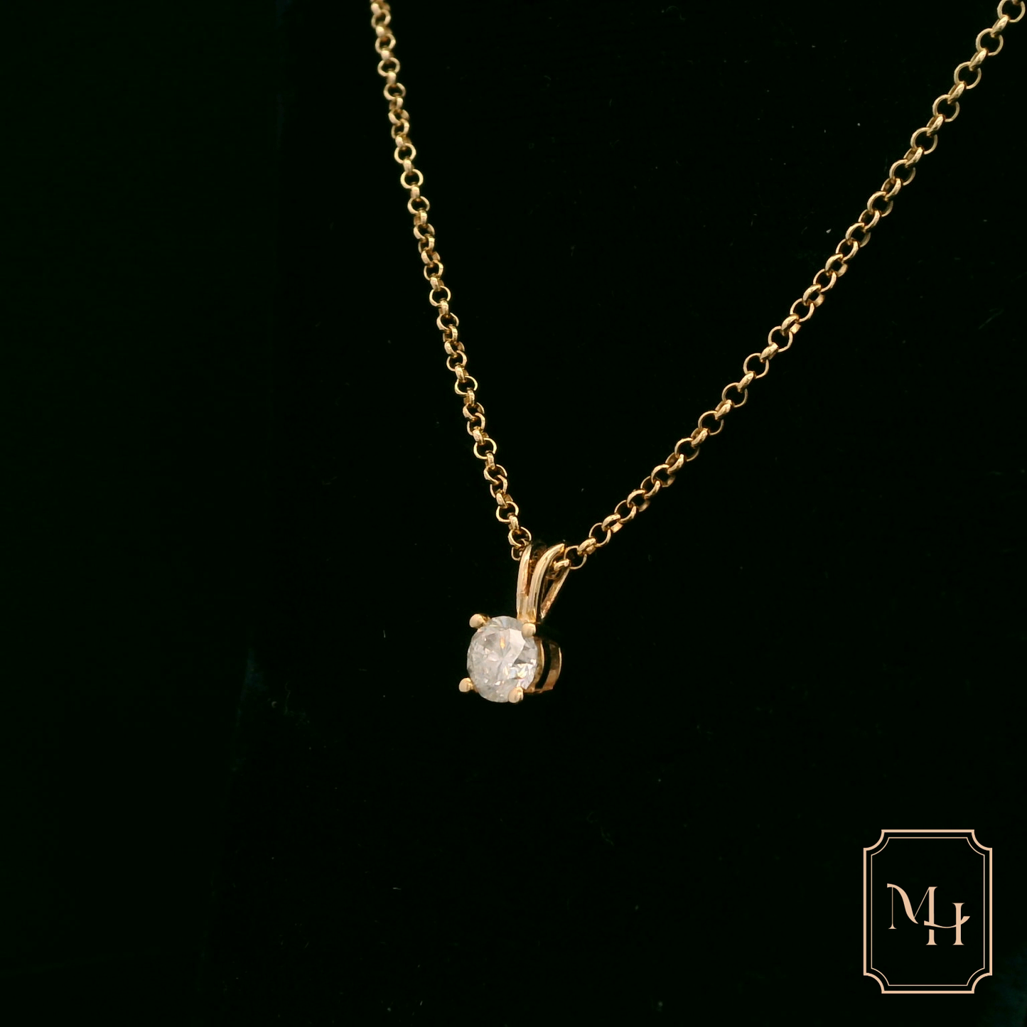 Elegant Gold Pendant Necklace