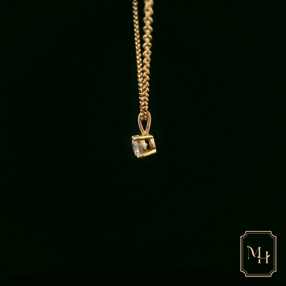 Elegant Gold Pendant Necklace