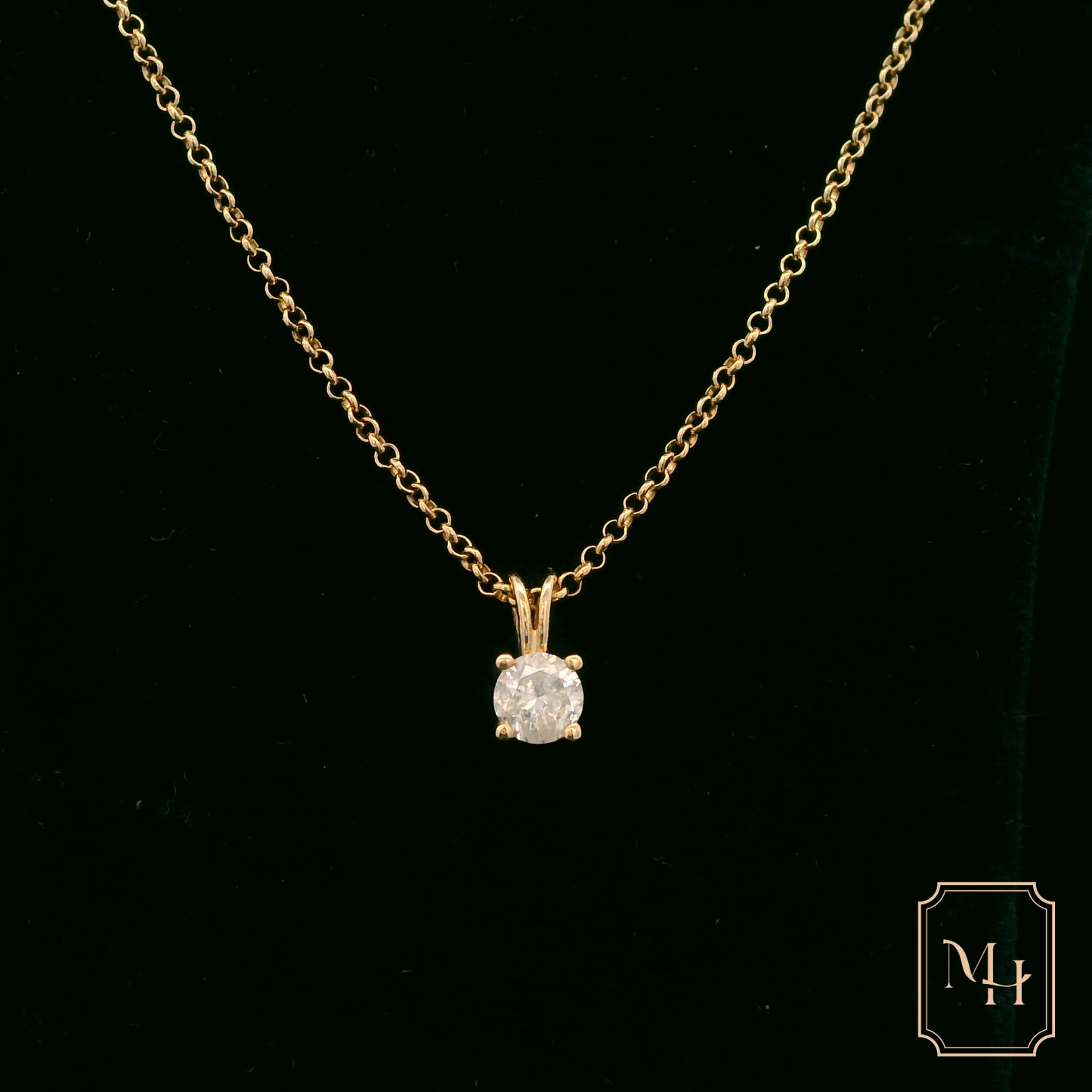 Elegant Gold Pendant Necklace