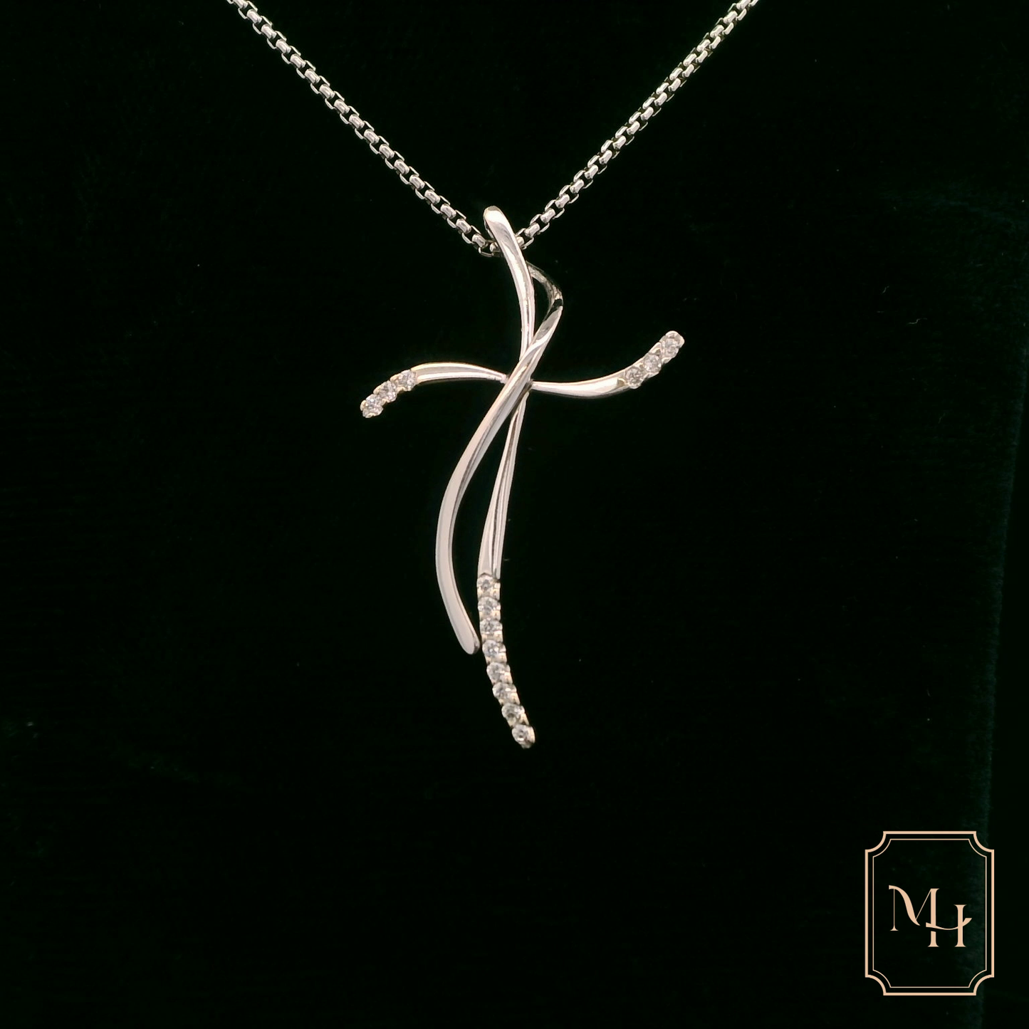 Elegant Silver Pendant with Diamonds