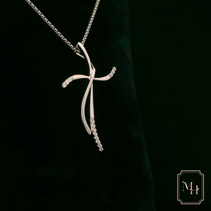 Elegant Silver Pendant with Diamonds