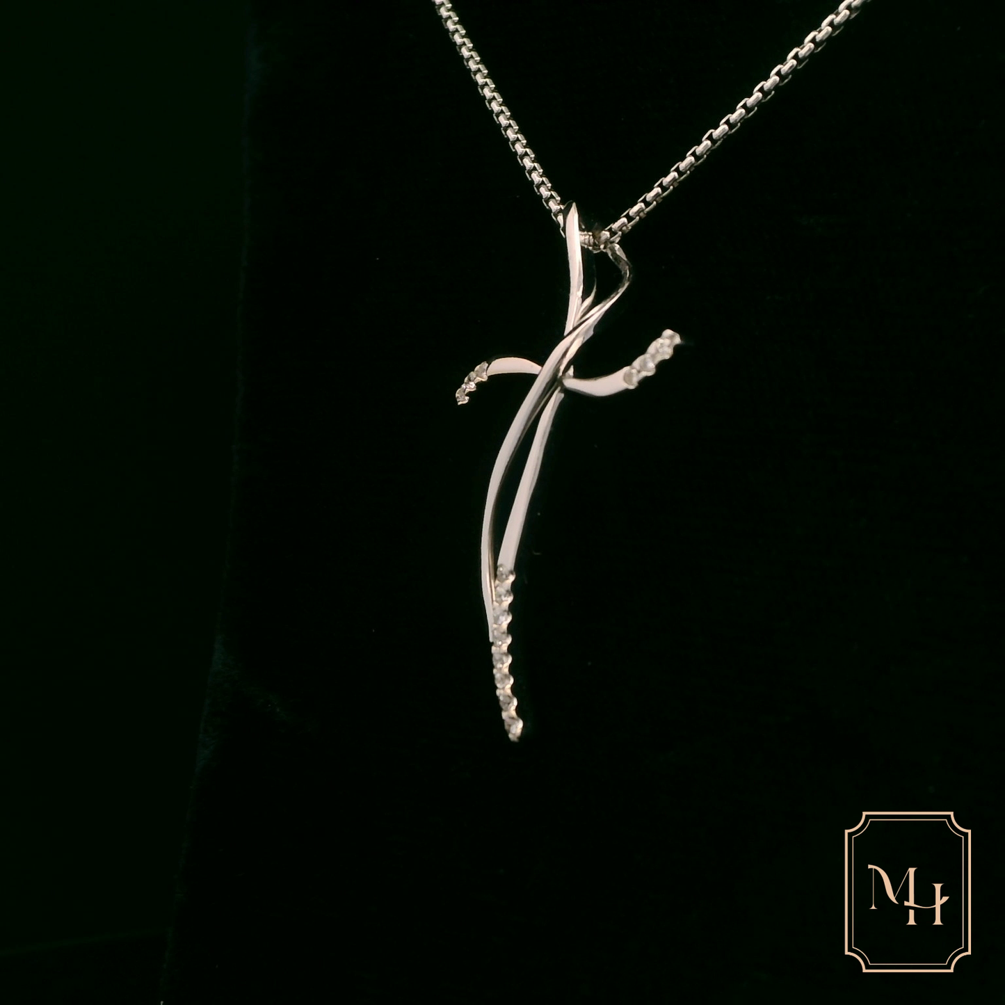 Elegant Silver Pendant with Diamonds